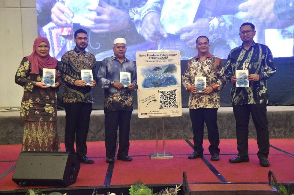 Ariffin (tiga dari kiri) menunjukkan buku Kalendar Acara Tahunan (COE) 2023 Pelancongan dan Kebudayaan Negeri Terengganu yang dilancarkan pada Khamis.