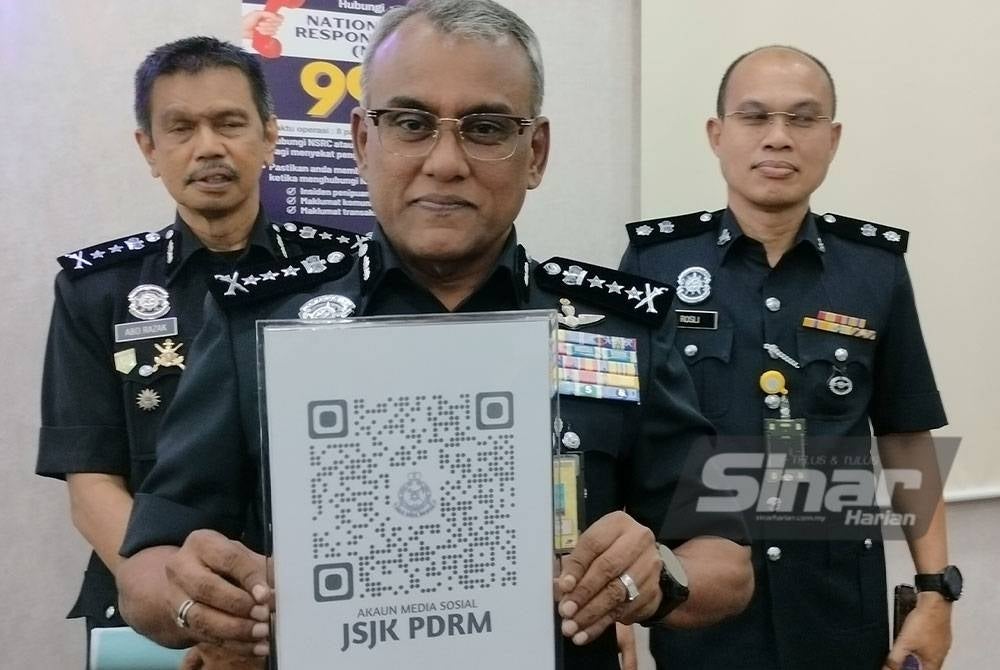 Ramli menunjukkan kod QR yang disediakan bagi membolehkan orang ramai mengakses media sosial rasmi JSJK bagi mendapatkan maklumat berkaitan kes penipuan.