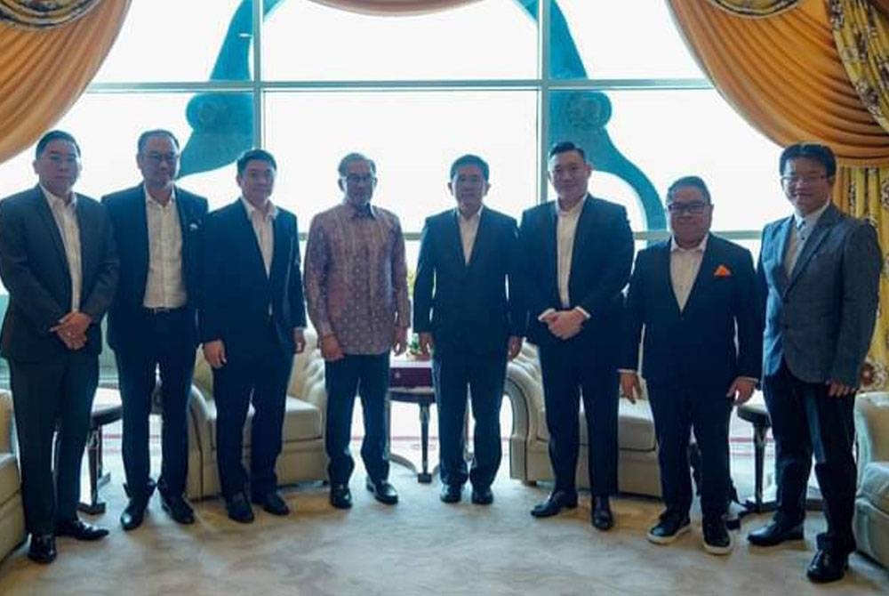 Anwar terima kunjungan delegasi dari Thailand diketuai oleh wakil Energy Absolute (EA) Malaysia Sdn Bhd, Somphote Ahunai.