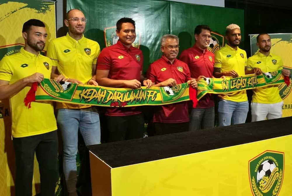 Mohd Daud (empat dari kiri) bersama pemain import yang kini beraksi untuk KDA FC.