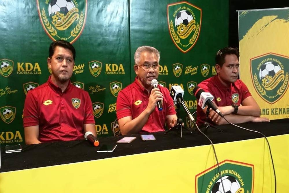 Mohd Daud (tengah) ketika sidang akhbar di Alor Setar pada Khamis.