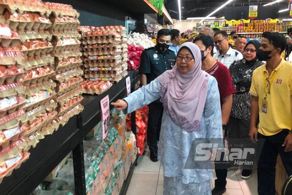 Fuziah (tengah) melihat bekalan telur semasa melakukan tinjauan di sebuah pasar raya di Bachok.