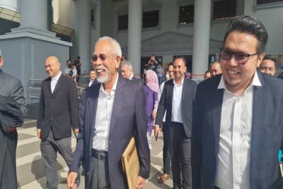Shahrir (tengah) dilepas dan dibebaskan oleh Mahkamah Tinggi Kuala Lumpur pada Khamis atas pertuduhan gagal isytihar RM1 juta yang diterima daripada Najib kepada LHDN.