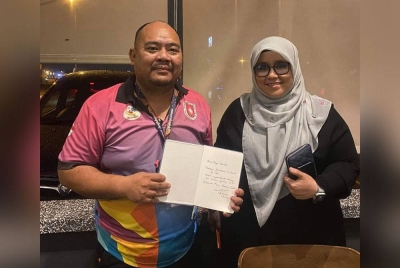 Saiful Hadee (kiri) dalam pertemuan bersama Mas Ermieyati (kanan) pada Rabu.