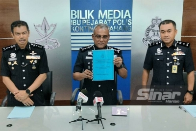 Ramli menunjukkan 'report card' kes-kes jenayah dan pencegahan Polis Kontinjen Pahang yang dibacakan pada sidang akhbar di Bilik Media IPK Pahang pada Khamis.