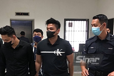 Muhammad Hakimi (kiri), Ahmad Weldan (dua dari kanan) dan Muhammad Firdaus (dua dari kiri) dibawa ke lokap selepas dituduh.