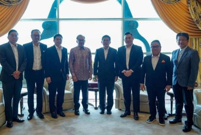 Anwar terima kunjungan delegasi dari Thailand diketuai oleh wakil Energy Absolute (EA) Malaysia Sdn Bhd, Somphote Ahunai.