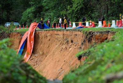 Laluan Batang Kali - Genting Highlands Seksyen 14, Hulu Selangor, yang ditutup sejak 16 Disember lepas ekoran tragedi tanah runtuh akan dibuka semula pada jam 5 petang esok dengan kawalan pihak berkuasa.