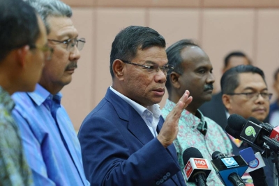 Saifuddin Nasution (tiga dari kiri) ketika sidang akhbar selepas mesyuarat khas Jawatankuasa Bersama Antara Menteri Dalam Negeri dan Menteri Sumber Manusia Mengenai Pengurusan Pekerja Asing di sini pada Khamis. - Foto Bernama