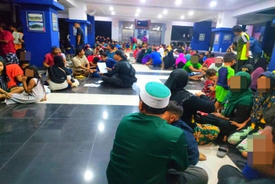 Polis Kelantan membebaskan 195 orang etnik Rohingya yang ditahan dalam tiga serbuan berasingan di sekitar daerah Kota Bharu pada Selasa.