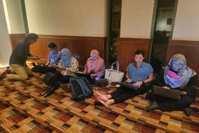 Antara pengamal media yang mula berkumpul di hotel berkenaan seawal jam 4.30 petang selepas menerima jemputan daripada Warisan.