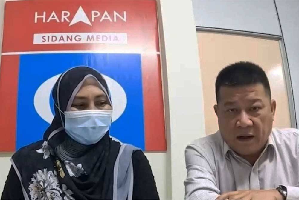 Chon Siang (kanan) bersama Haniza ketika sidang media di Pejabat Khidmat DUN Teruntum, Kuantan.