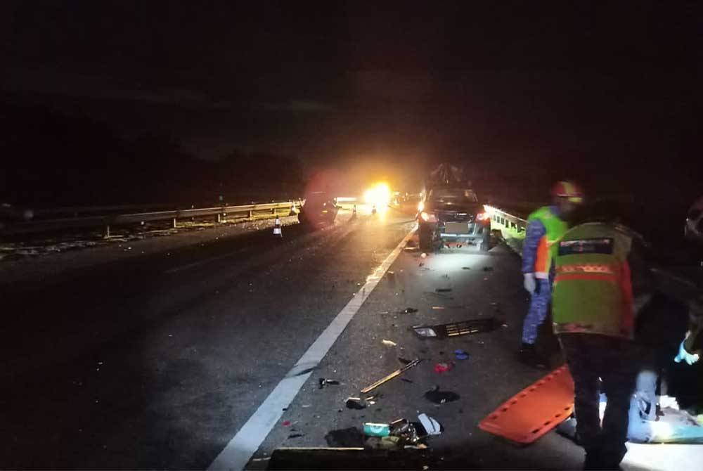 Keadaan lokasi kemalangan melibatkan beberapa kenderaan termasuk sebuah kenderaan EMRS bomba di Kilometer 244.1 LPT1 di sini, awal pagi pada Jumaat.