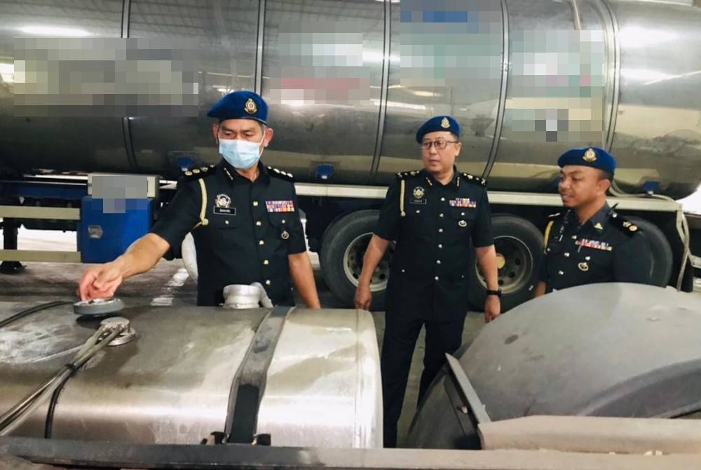 KPDN Perak berjaya bongkar kegiatan penyelewengan minyak diesel bersubsidi dalam serbuan sebuah premis di Kawasan Perindustrian Silibin dekat Ipoh pada Khamis. - Foto KPDN Perak