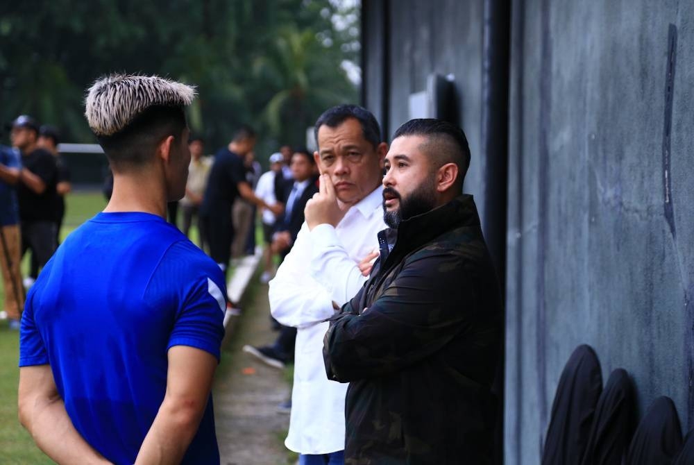 Tunku Ismail (kanan) tawar Stadium Sultan Ibrahim di Iskandar Puteri, Johor sebagai venue alternatif untuk skuad Harimau Malaya sementara padang Stadium Nasional Bukit Jalil siap diselenggara. - Foto Twitter HRH Crown Prince of Johor