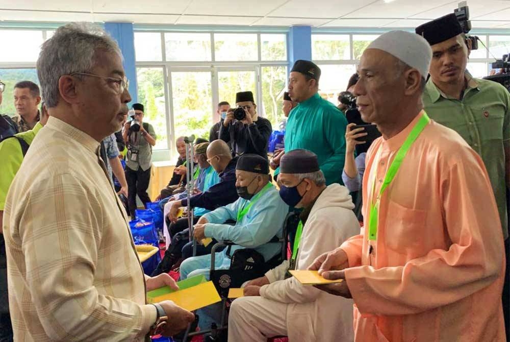 Al-Sultan Abdullah mengurniakan sumbangan kepada 60 asnaf dari Cameron Highlands di Masjid Abu Bakar, Tanah Rata pada Jumaat.