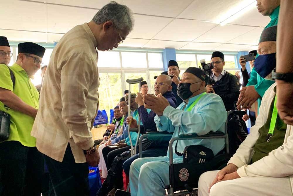 Al-Sultan Abdullah menyantuni 60 asnaf dari Cameron Highlands di Masjid Abu Bakar, Tanah Rata pada Jumaat.