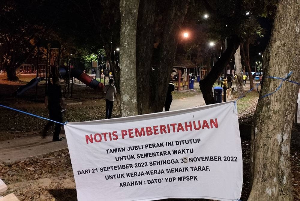 Notis pemberitahuan mengenai kerja-kerja naik taraf yang dijalankan di Taman Jubli Perak, Sungai Petani.