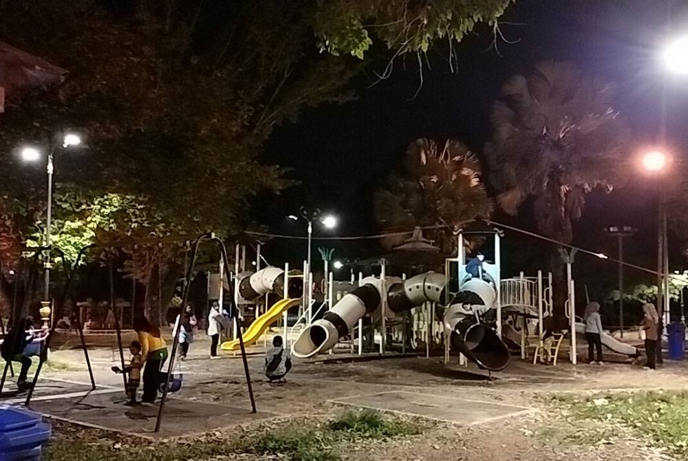 Pengunjung mengambil peluang bersantai bersama keluarga di Taman Jubli Perak biarpun terdapat kawasan tertentu di pusat rekreasi tersebut sedang dinaik taraf.