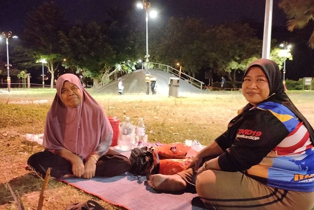 Nor Aini (kanan) membawa keluarga beriadah di Taman Jubli Perak kerana merasakan lokasi itu sesuai untuk bersantai.