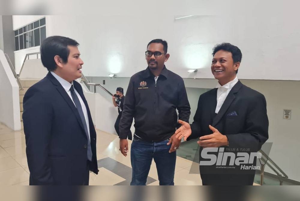 Mohd Faizzan (tengah) hadir dengan ditemani peguamnya di Mahkamah Sesyen Shah Alam pada Jumaat bagi mendengar keputusan kes rasuah.
