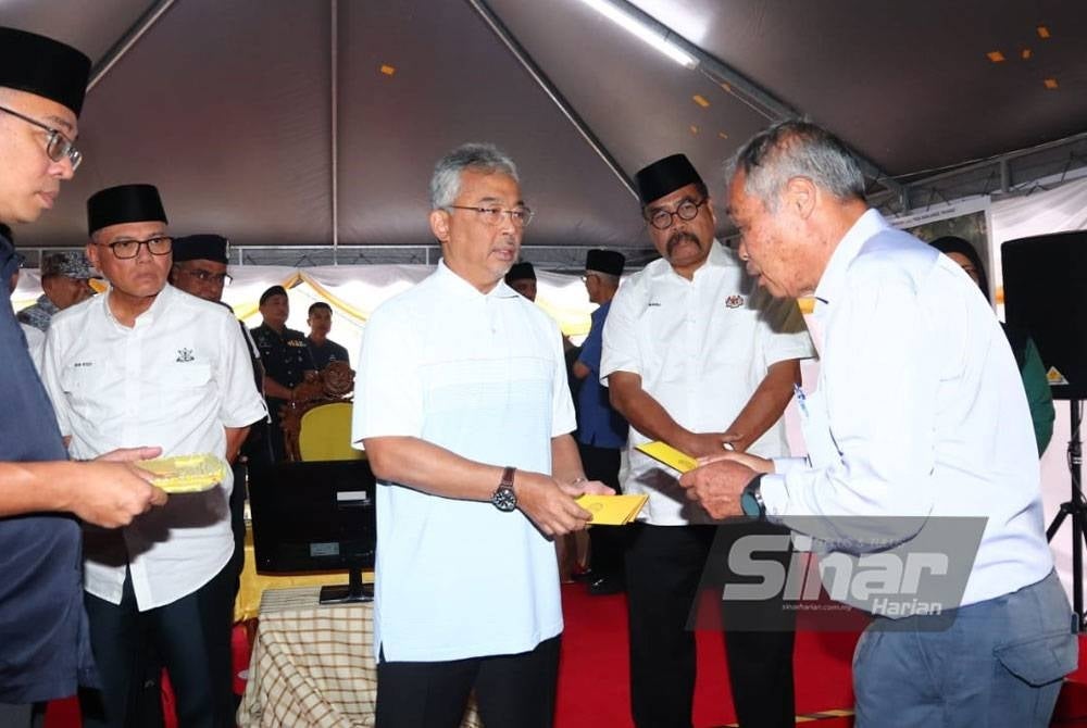 Al-Sultan Abdullah berkenan mengurniakan sumbangan kepada mangsa banjir di Kampung Baru, Kampung Raja pada Jumaat.