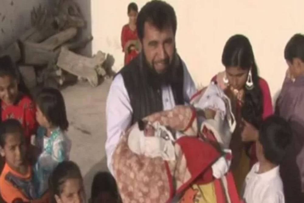 Sardar menunjukkan anak lelakinya yang baharu dilahirkan di bandar Quetta, Pakistan. -Foto: Agensi