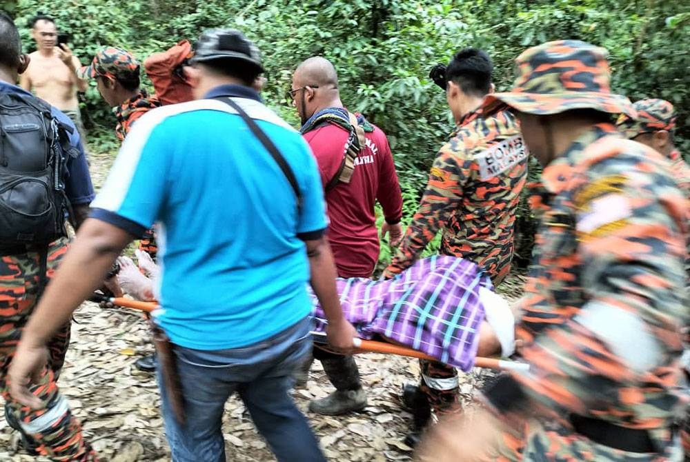 Warga emas yang dilaporkan hilang sejak Selasa ditemukan selamat oleh pasukan mencari di Trong, Taiping. Foto Ihsan JBPM Perak.