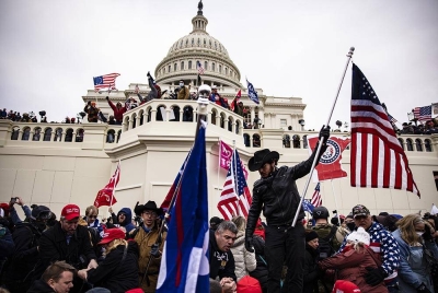 Penyokong Trump bertindak ganas menyerbu Capitol ketika kejadian memalukan demokrasi AS pada 6 Januari 2021. - Foto Agensi
