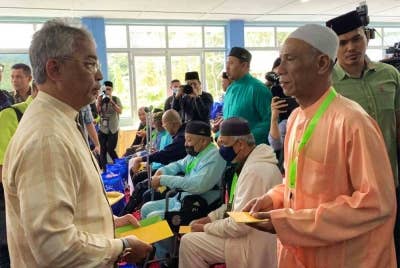 Al-Sultan Abdullah mengurniakan sumbangan kepada 60 asnaf dari Cameron Highlands di Masjid Abu Bakar, Tanah Rata pada Jumaat.