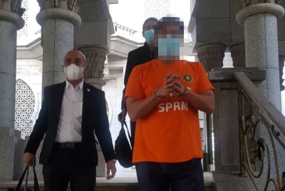 Seorang CEO sebuah syarikat ditahan kerana disyaki menjadi orang tengah antara syarikat dan pihak atasan agensi berkenaan tender kerajaan.