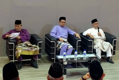 Wan Zahidi (kanan) ketika menjadi panel program Liqa' Fikri Bersama Pengerusi Muzakarah MKI dan Mufti Perak di Auditorium Universiti Sultan Azlan Shah pada Jumaat.