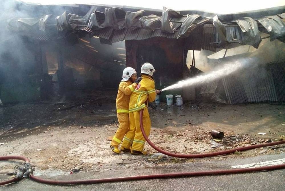 Bersama anggota sukarelawan lain dalam operasi memadamkan kebakaran di sebuah bangunan.