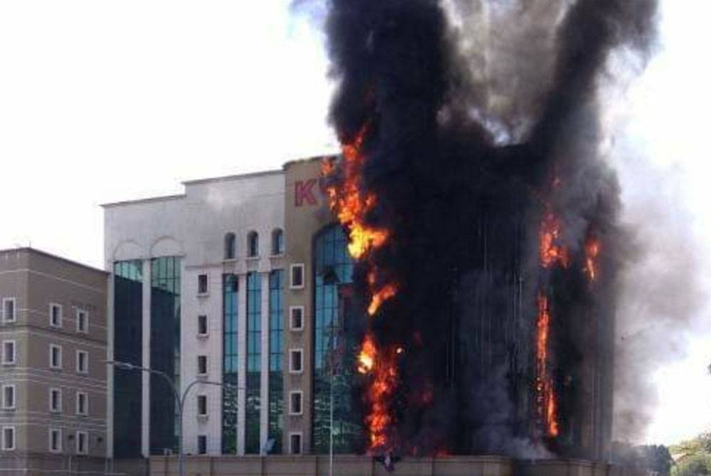 Mohammad Firdaus terlibat memadamkan kebakaran di pejabat KWSP di Petaling Jaya, pada 13 Februari 2018.