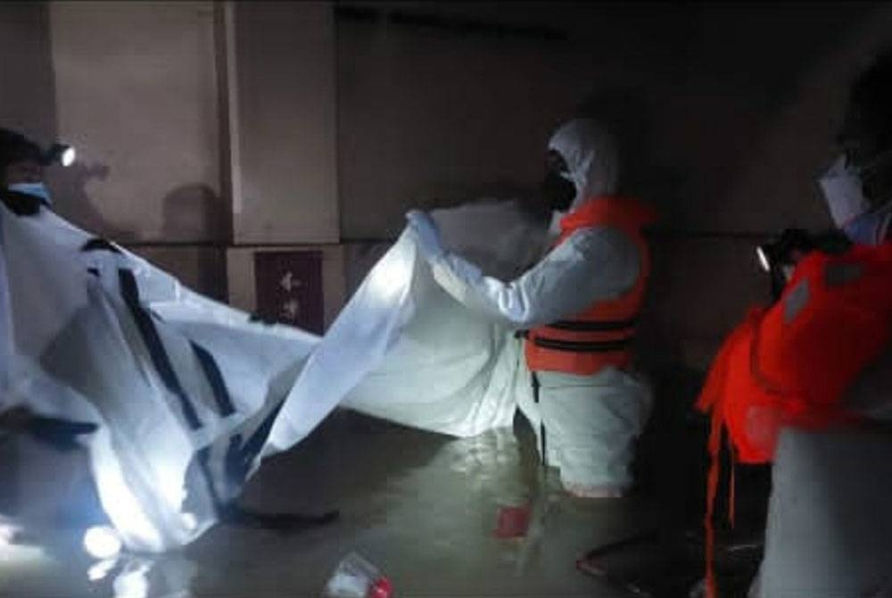 Terlibat dalam operasi mengeluarkan mangsa lemas dalam banjir besar yang melanda Taman Sri Muda, Shah Alam, pada Disember 2021.