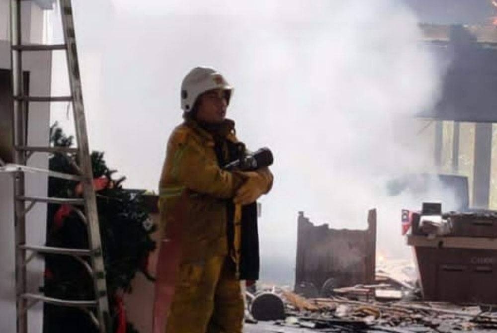 Mohammad Firdaus menyertai pasukan bomba sukarela kira-kira 10 tahun lalu.