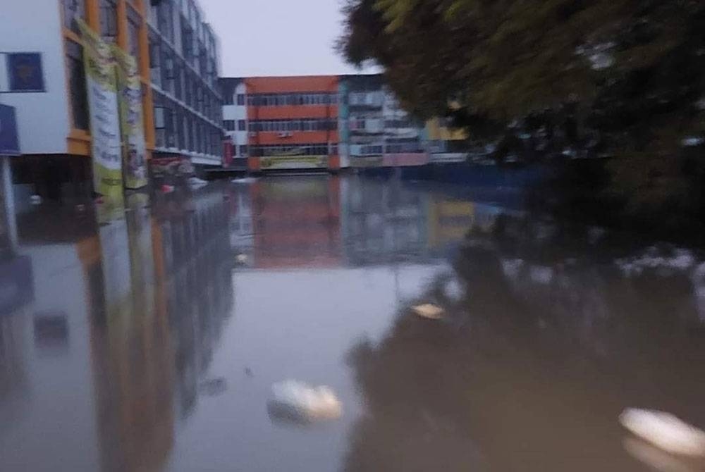 Keadaan banjir di sekitar Taman Sri Muda, pada akhir tahun 2021.