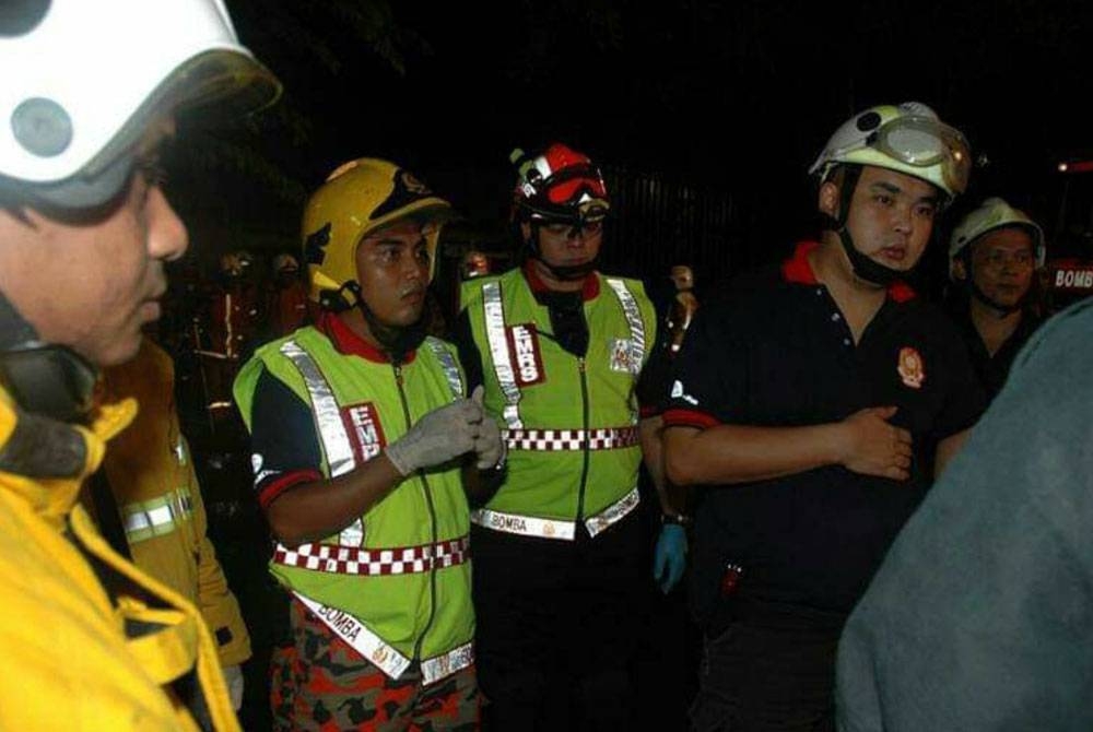 Mohammad Firdaus (dua dari kiri) bersama anggota Pasukan Bomba Sukarela Taman Sri Serdang.