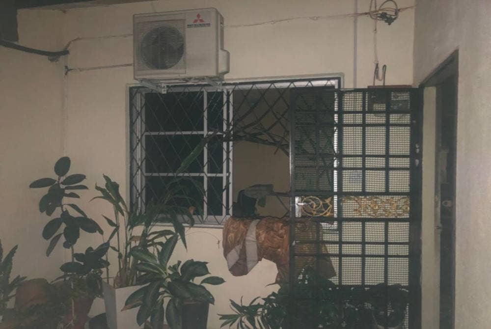 Jeriji tingkap bilik dipotong bagi menyelamatkan dua beranak yang terperangkap dalam kebakaran rumah di Seri Iskandar, Parit. - Foto Bomba Perak