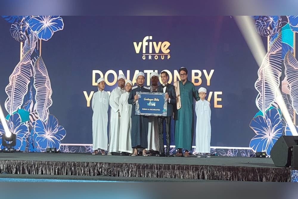 Mohd Syafiq (tiga dari kanan) menyampaikan replika sumbangan kepada Pertubuhan Kebajikan dan Perlindungan Al Haq Malaysia (Rumah Al Haq) sempena majlis jamuan makan malam tahunan VFive Group di Kuala Lumpur.