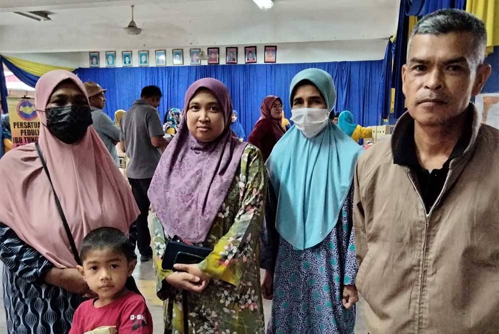 Rosmah (dua dari kanan) dan Zaidah ( kiri) bersyukur menerima sumbangan Yayasan Food Bank Malaysia.