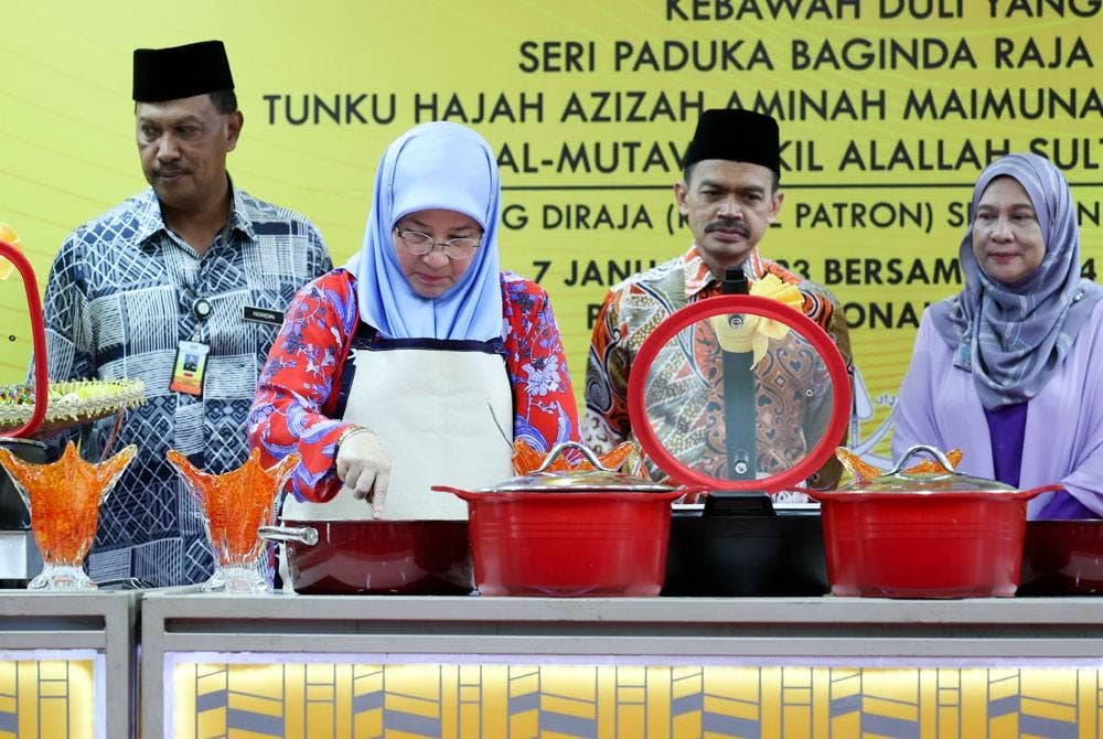 Tunku Azizah Aminah Maimunah Iskandariah (dua kiri) berkenan menyempurnakan pelancaran pes asam pedas dan rendang betawi di Pusat Vokasional Industri Bentong, Kompleks Penjara Bentong pada Sabtu. -Foto: Bernama
