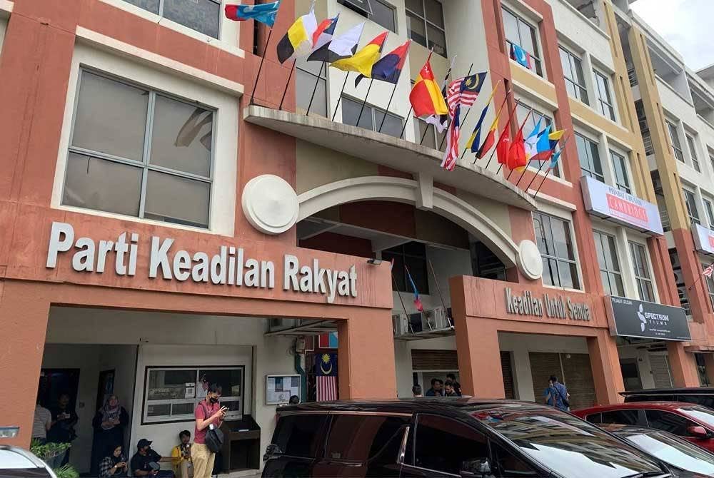 Suasana di ibu pejabat PKR pada petang Sabtu yang turut dihadiri pengamal media bagi membuat liputan berkenaan Mesyuarat Presiden PH.