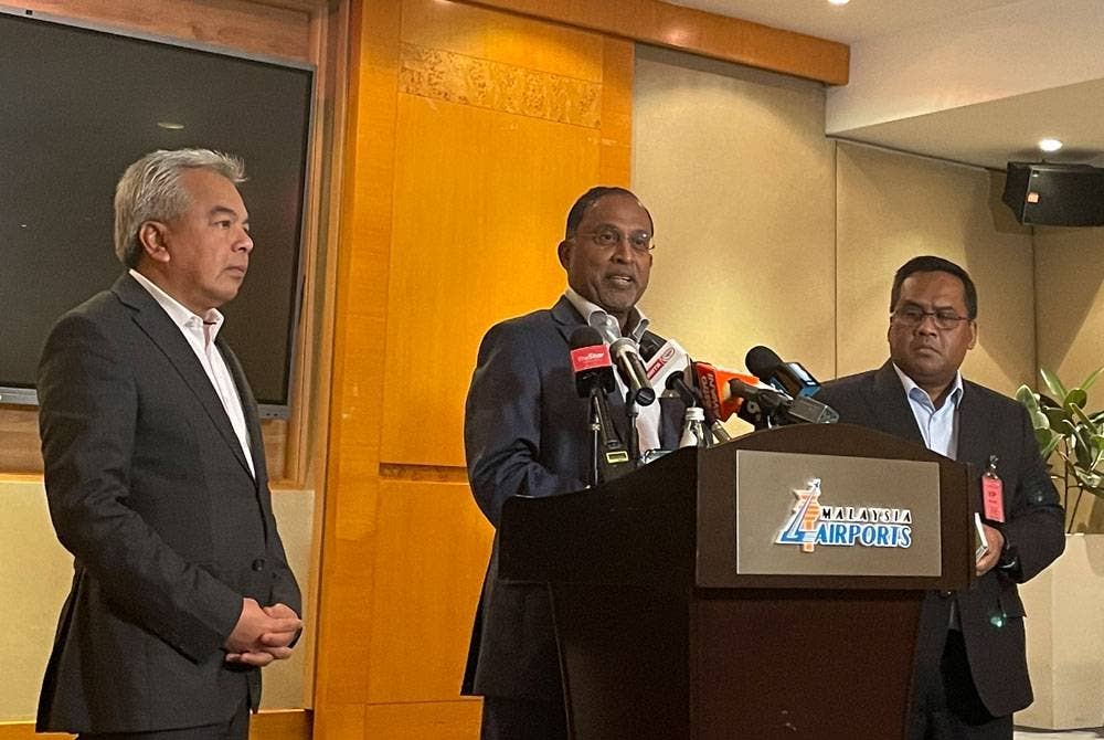 Zambry (tengah) pada sidang akhbar pembuka tirai lawatan sulung Perdana Menteri ke Indonesia di Sepang pada Sabtu.