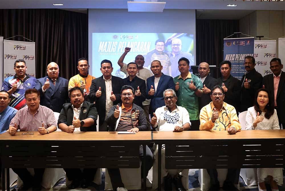 Megat D Shahriman (duduk, tengah) bersama Setiausaha Agung Majlis Paralimpik Malaysia (PCM) Laksamana Pertama (B) Datuk Subramaniam Raman Nair (duduk tiga, kanan) ketika sesi bergambar selepas melakukan gimik Pelancaran Persatuan Para Hoki Malaysia di sebuah hotel di ibu kota pada Sabtu. - Foto: Bernama.