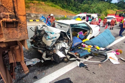 Keadaan kereta Proton Saga yang dinaiki mangsa remuk akibat kemalangan di Jalan Central Spine Road pada Jumaat. - Foto ihsan PDRM
