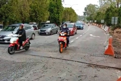 Tangkap layar video yang menunjukkan jalan rosak teruk di Jalan Gangsa menghala ke Batu Berendam.