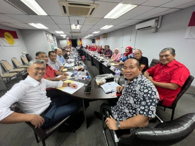 Tengku Zafrul (kiri) kini menjadi ahli UMNO Bahagian Kota Raja.