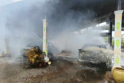 Kebakaran rumah turut memusnahkan tiga buah kereta di Jalan Sanglang Kodiang, Kampung Pida 4, Jitra pada Sabtu. - Foto ihsan JBPM Kedah