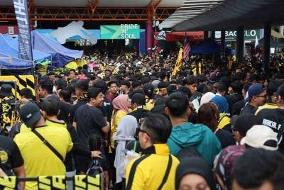 Penyokong skuad Harimau Malaya yang hadir bagi menyaksikan perlawanan separuh akhir pertama Piala AFF Mitsubishi Electric Cup 2022 di antara Malaysia dan Thailand di Stadium Nasional Bukit Jalil malam ini. - Foto Bernama